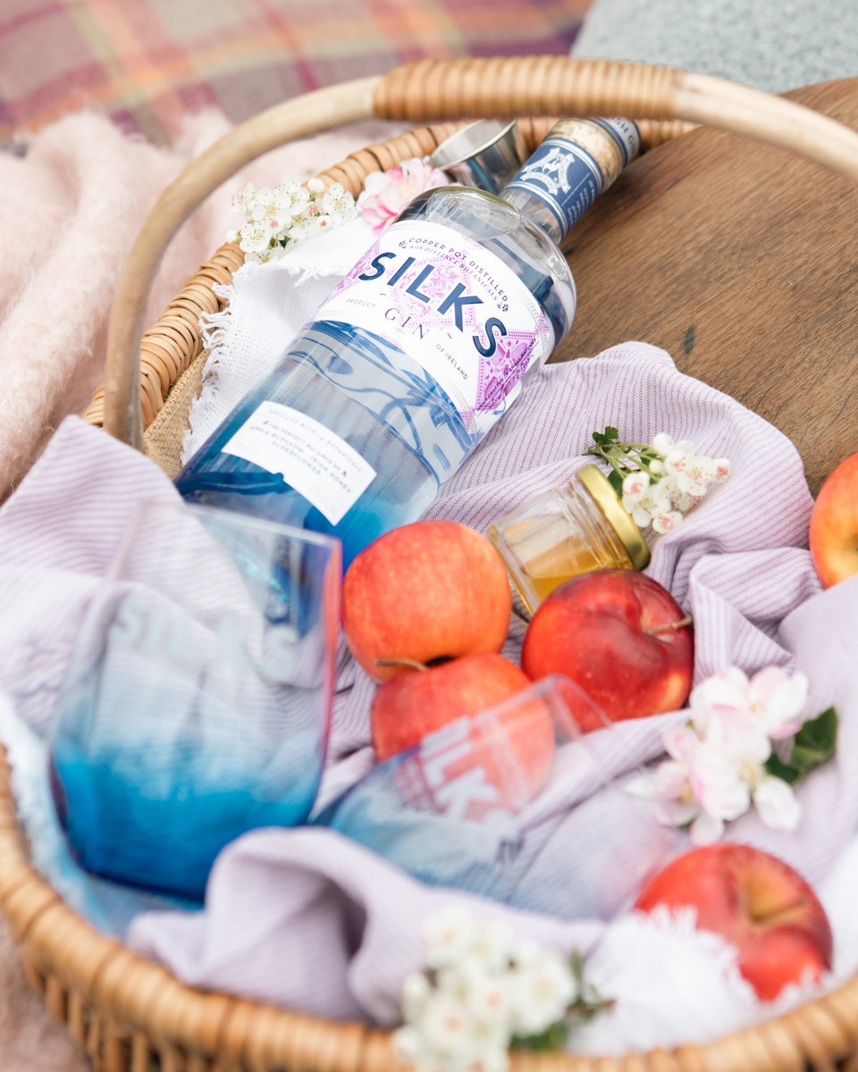 Silksgin's tweet image. Silks Irish Gin is the perfect balance of apple blossom, elderflower &amp;amp; hawthorn blossom, with a smooth honeyed edge 🍸
Find out more about this award-winning Irish craft gin at boanndistillery.ie 

#Gin #GinLovers #IrishGin #IrishSpirit #GinAndTonic  boanndistillery.ie/our-spirits/si…