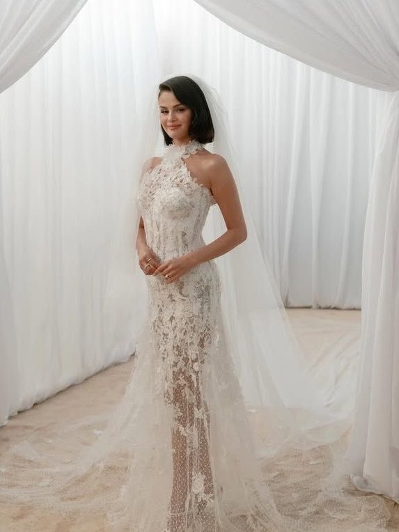 selrsre's tweet photo. No saben lo que sentí verla vestida así. te amo mi selena, por siempre la novia más hermosa 🥹🤍 https://t.co/AWhCeDom52