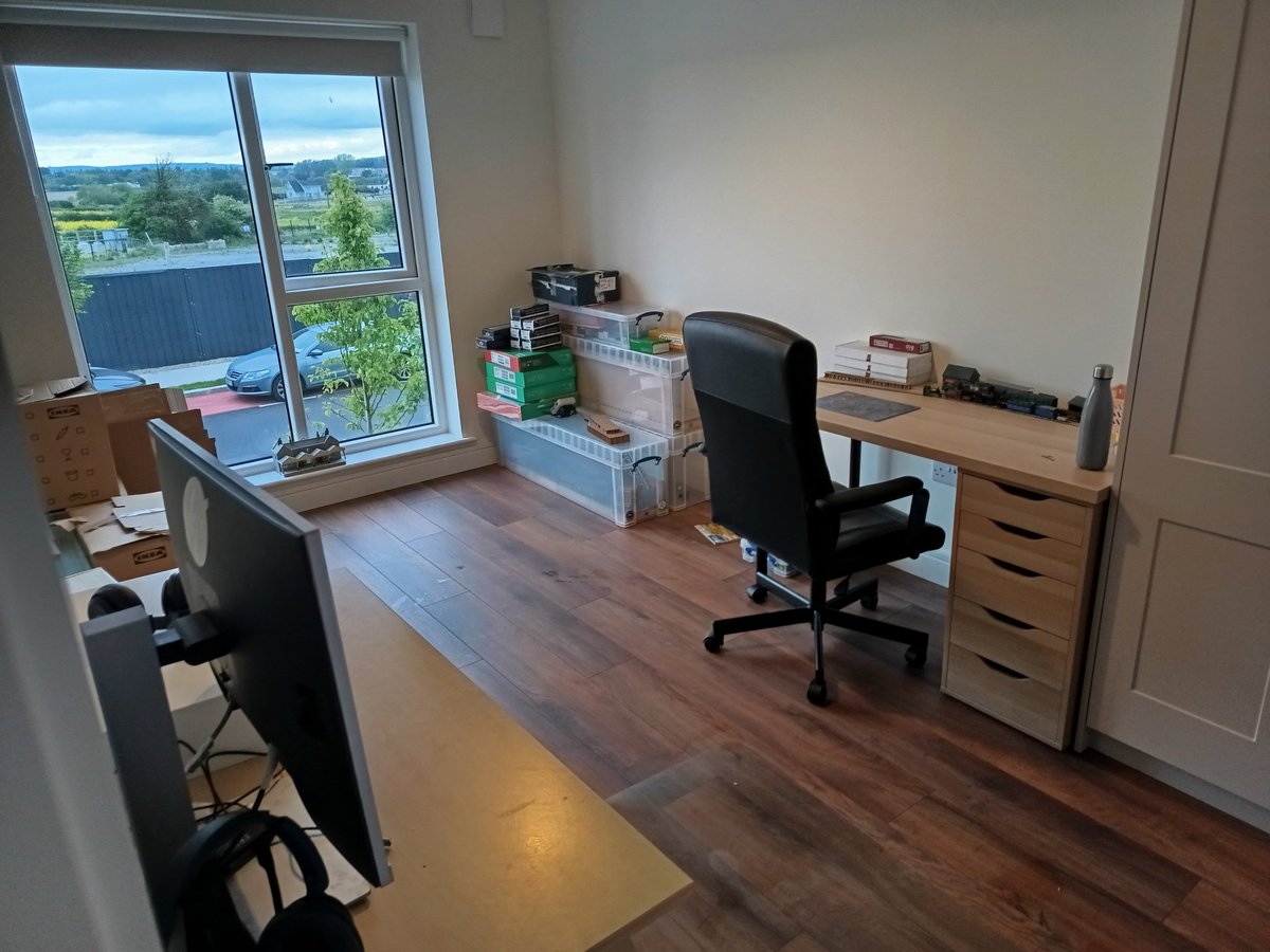 ConductorKelly's tweet photo. Nearly a year in the house and finally got to the part of the house to-do list that I've been longing to do. My office and hobby room now functional if not complete. https://t.co/LB6OlqWSO7