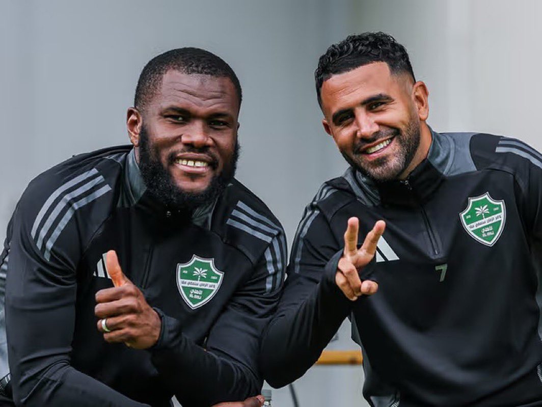 يضحكوني اللي يعتقدون ولو 1٪ ان محرز بيغادر #الاهلي اذا جددو مع كيسيه !😂

محرز مستمر ومتمدد ولافي اي فكرة للاستغناء عنه !

بعد مطالبتكم بالتجديد مع كيسيه لن تتعاقدو الا مع بديل لانزو في الصيف !

الناس رح تغرف وتتعاقد مع 3 و 4 لاعبين ونتم خلوكم على كيسيه العجوز الثقيل لاسمع حسكم!!