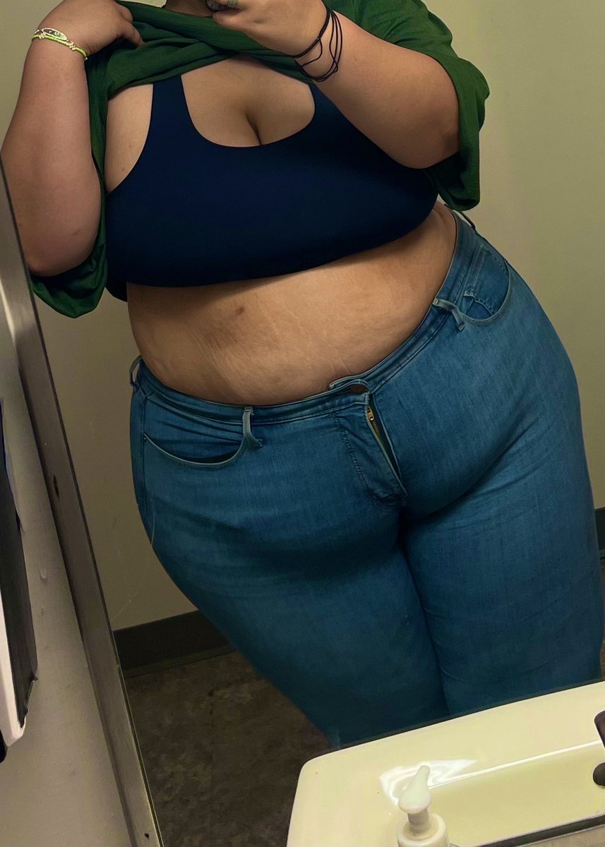M1st4k3_888's tweet image. Early morning after a rough night out 😩 #plus #plussize #biggirls #biggirl #youngandhappy