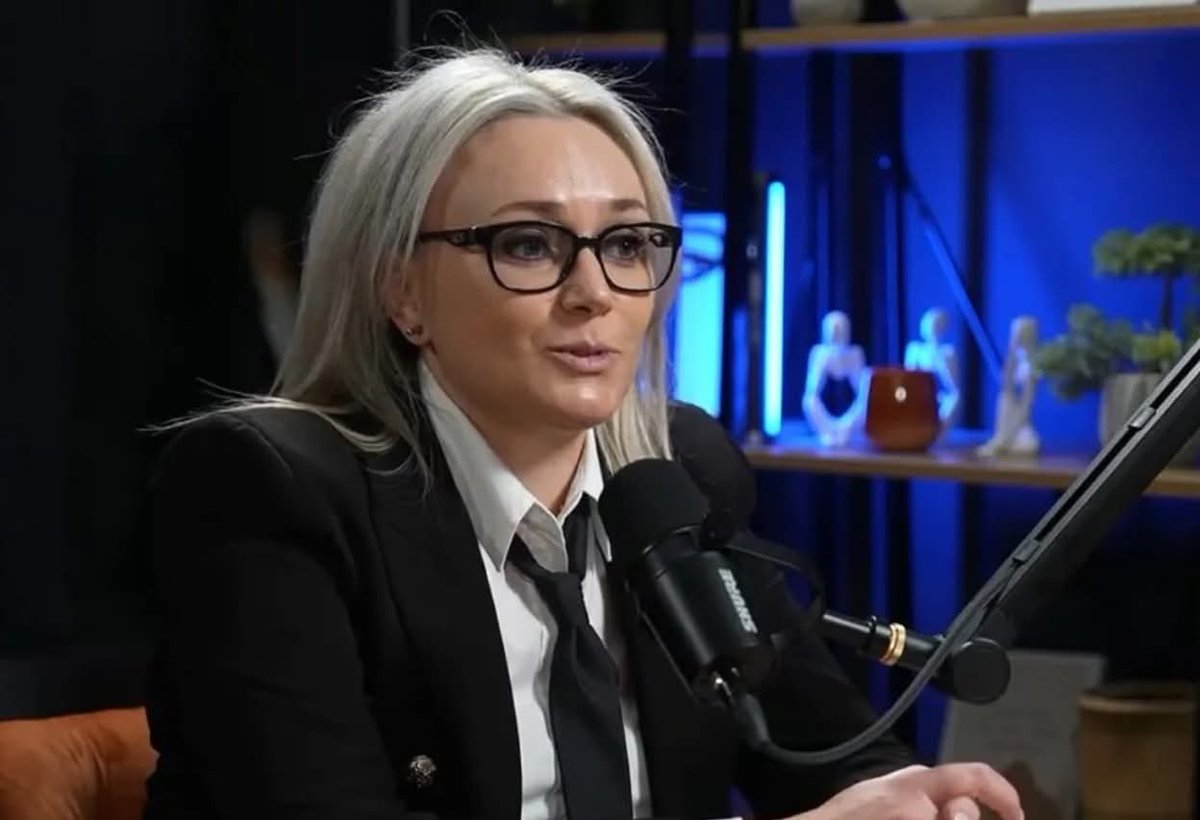🔴 Bolojan a numit prefect o șoferiță de TIR
Mulți o critică pe Maria Apostol pentru că a fost șoferiță de TIR. Da, e grav. În politica românească, asta este aproape compromițător: femeia a muncit. A condus prin Europa, a avut o afacere, a stat pe drumuri, a învățat ce înseamnă