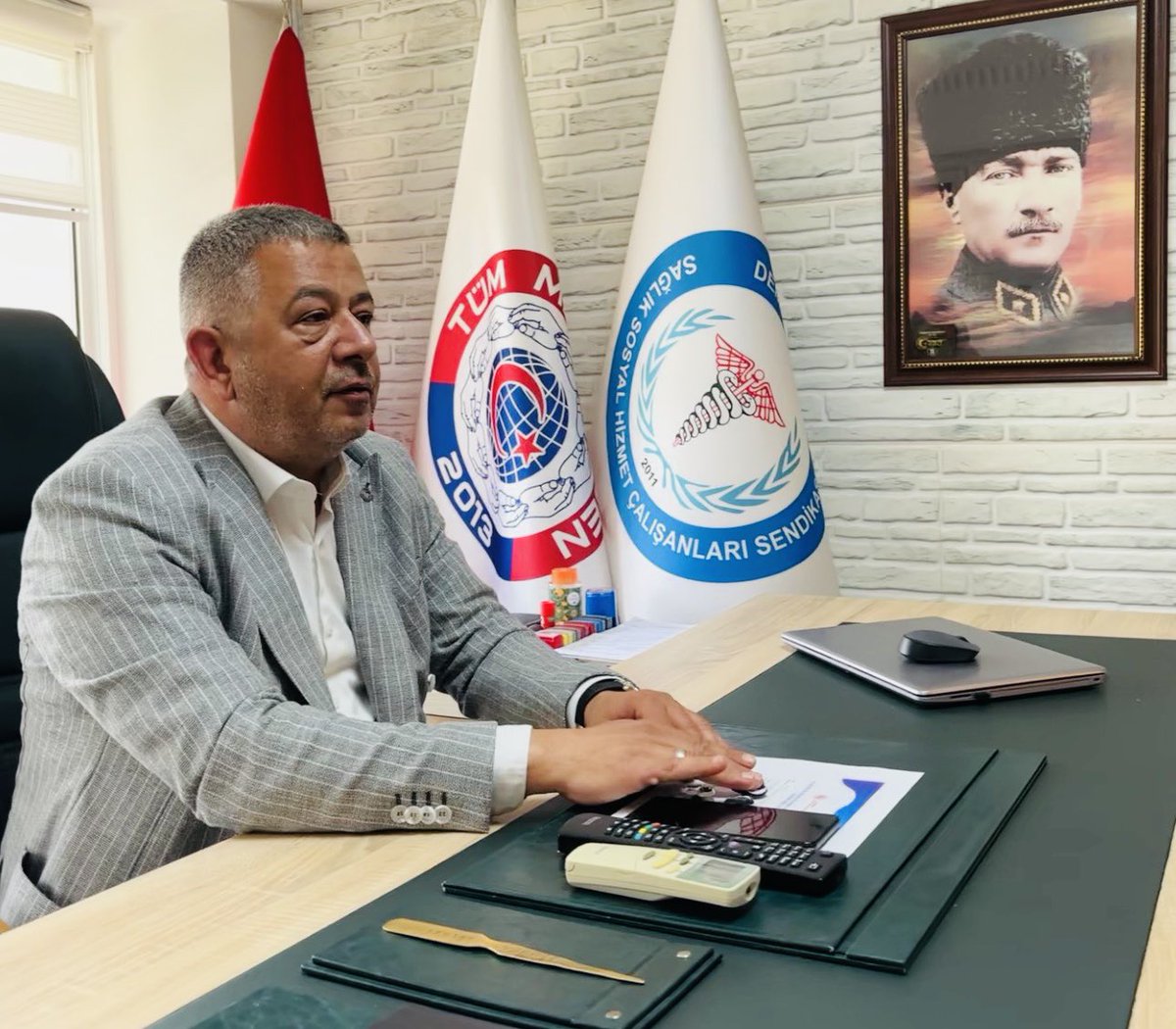 Kabine toplantısı sonrası kurban bayramı tatili dokuz gün olarak açıklandı.

Memur kurban kesebilecek mi?
Memleketine gidebilecek mi?
Çocuklarına bayramlık alabilecek mi?
İkramiye alacak mı?

Cek, cak, mı, mi bu kipler uzar gider…