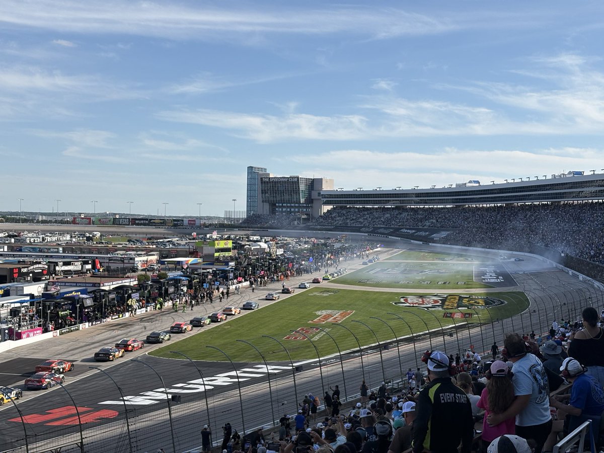 ddflo15's tweet photo. @NASCAR 🚦🏆🏎️ https://t.co/yqA0lPo11D