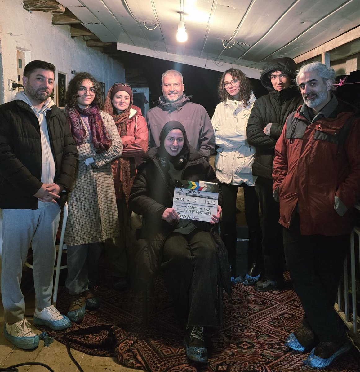 Adiguzel_Yusuf's tweet photo. SI��INAK
‘Bir Sahar Alhoz filmi’ olacak.

Anadolu Üniversitesi desteği ile Eskişehir’in Uluçayır Köyünde çekimleri tamamlanan filmin yönetmenliğini İletişim Bilimleri Fakültesi öğrencimiz Sahar Alhoz, yapımcılığını Abdülhamit Güler (@hayirlisiAhG ) üstlendi.
STV öğrencilerimizin de görev aldığı seti ziyaret ederek, her zaman yanlarında olduğumuzu ifade ettik.