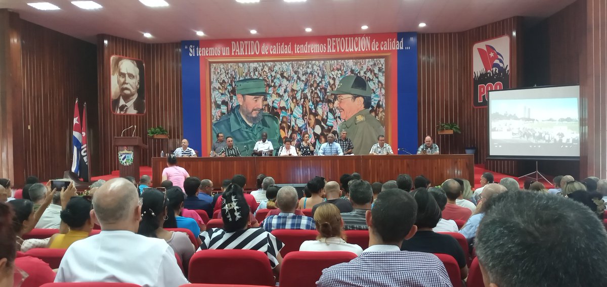 ComputadoraJc's tweet photo. Joven Club Holguín participa junto a las entidades del @MINCOMCuba, en un encuentro que se desarrolla en el teatro Celia Sánchez Manduley del @PartidoPCC en #Holguín, presidido por el primer secretario@QueipoRuiz y como invitada: Katiuska Blanco biógrafa de #FidelPorSiempre. https://t.co/T39WCkWwU5