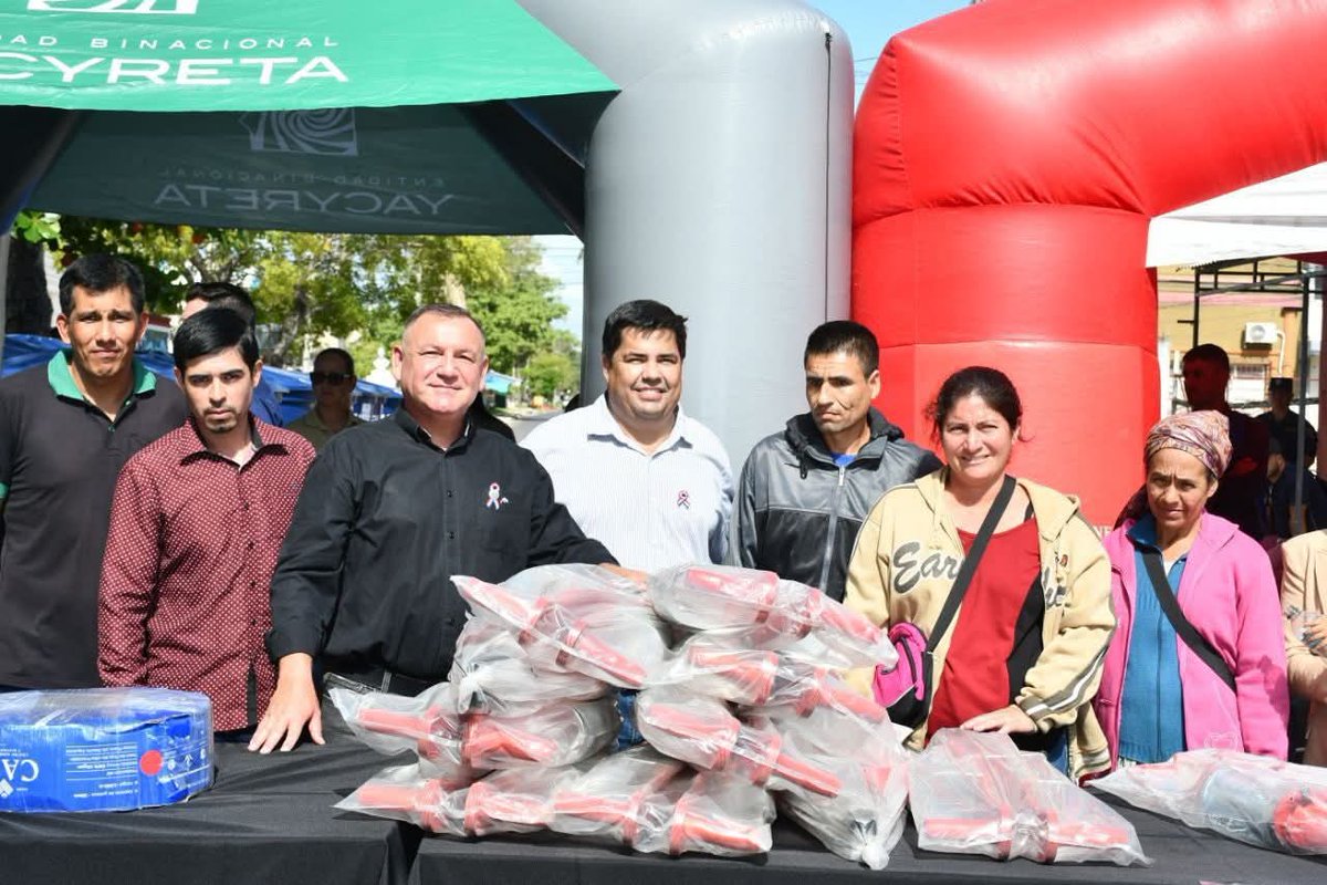 Luisbenitez_py's tweet photo. El Gobierno Nacional a través de @ebypy está reivindicando al sector productivo de Ñeembucú
Con el Fortalecimiento Agropecuario a Pequeños Productores, se entregaron insumos y herramientas agrícolas, hortícolas y p/ feriantes, a comités de los 16 distritos
#GobiernoDelParaguay🇵🇾 https://t.co/5wLBlkhJQ3