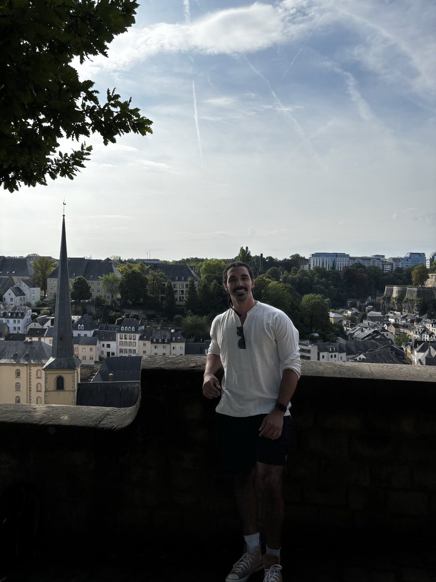 leonardocbga's tweet photo. @meninadocirco Boa… as fotos que tenho de ceu azul mais claro são de dias onde boa parte do céu tava nublado, oq e muito comum nos lugares europeus q fui. Essas fotos são do mesmo dia em Luxemburgo, mais cedo tava mais nublado https://t.co/FmuHEb5Ucf