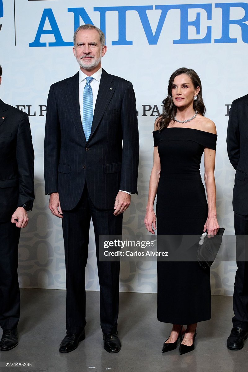 a_goetsch's tweet photo. Jugada ¿maestra? de Doña Letizia al lucir los pendientes de chatones y el collar corto de Victoria Eugenia en el Aniversario del País.
Consigue el elogio al lucir lo bueno que tiene para su gremio (que no en Palacio) y abre la puerta a desempolvar lo mucho (y bueno) guardado. https://t.co/GpUZaOiqFo