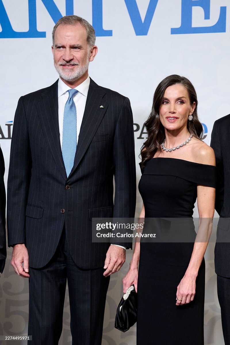 a_goetsch's tweet photo. Jugada ¿maestra? de Doña Letizia al lucir los pendientes de chatones y el collar corto de Victoria Eugenia en el Aniversario del País.
Consigue el elogio al lucir lo bueno que tiene para su gremio (que no en Palacio) y abre la puerta a desempolvar lo mucho (y bueno) guardado. https://t.co/GpUZaOiqFo
