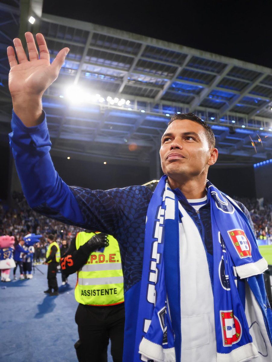 🚨 OFICIAL: Thiago Silva é agora o jogador mais velho de sempre (41 anos, 7 meses e 10 dias) a conquistar a Liga Portuguesa! 🍷💙

O anterior recorde pertencia a Pepe (39 anos, 2 meses e 11 dias).