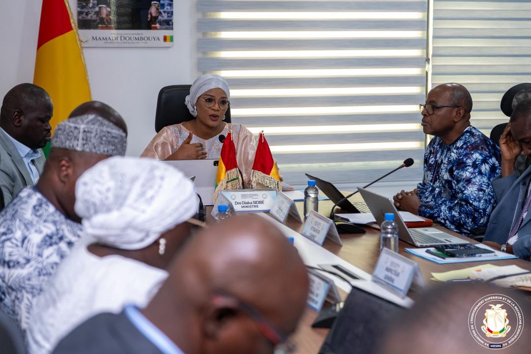 sidibe_diaka's tweet photo. 𝗠𝗘𝗦𝗥𝗦 🇬🇳 || 𝗥𝗲́𝘂𝗻𝗶𝗼𝗻 𝗱𝗲 𝗖𝗮𝗯𝗶𝗻𝗲𝘁 : 𝗔𝗰𝗰𝗲́𝗹𝗲́𝗿𝗮𝘁𝗶𝗼𝗻 𝗱𝗲𝘀 𝗿𝗲́𝗳𝗼𝗿𝗺𝗲𝘀 𝗲𝘁 𝗱𝗲́𝗽𝗹𝗼𝗶𝗲𝗺𝗲𝗻𝘁 𝗱𝗲𝘀 𝗽𝗿𝗼𝗴𝗿𝗮𝗺𝗺𝗲𝘀 𝘀𝘁𝗿𝘂𝗰𝘁𝘂𝗿𝗮𝗻𝘁𝘀 𝗱𝗮𝗻𝘀 𝗹𝗲 𝗰𝗮𝗱𝗿𝗲 𝗱𝗲 𝗦𝗜𝗠𝗔𝗡𝗗𝗢𝗨 𝟮𝟬𝟰𝟬

Ce lundi 4 mai 2026, j’ai présidé la réunion de cabinet consacrée à la mise en œuvre du Plan d’Actions Opérationnel (PAO), en cohérence avec le programme SIMANDOU 2040 inscrit dans ma lettre de mission.

Cette session marque l’entrée dans une nouvelle phase de modernisation de l’enseignement supérieur à travers le projet MPS31, visant à renforcer durablement l’accès, la qualité et les capacités d’accueil des établissements.

J’ai salué l’engagement des équipes techniques et rappelé les exigences de rigueur, de cohérence et de discipline indispensables à la réussite des réformes engagées.

Dans les prochains jours, plusieurs chantiers structurants seront lancés, notamment le programme Univ’Lab, le PRIG 2026–2028, le projet MPS31, ainsi que l’organisation du Salon de l’orientation.

@Mesrs_Gn