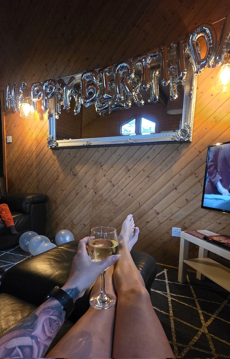 mrss009's tweet image. Cheers 🥂 to a peaceful night. Wine. Champagne,  home made chicken kebabs and hot tub 

#perfect #birthdaycelebrations
