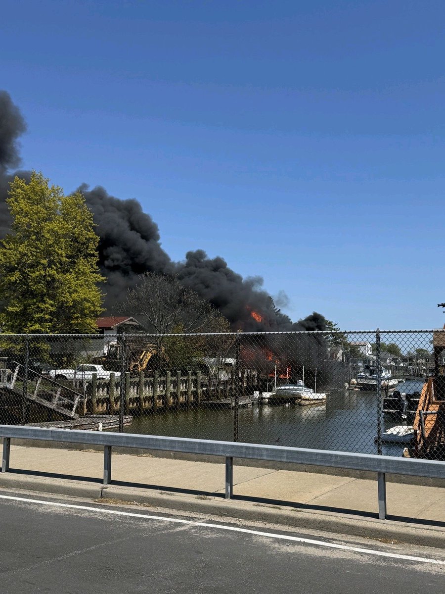 LIFireBuff's tweet image. EAST ROCKAWAY
🔥WORKING FIRE🔥 2 ALARM FULLY INVOLVED 
Waterview St and 5th Ave
Private dwelling 
📸:NM #workingfire #longisland  #fire #ny #eastrockawayny