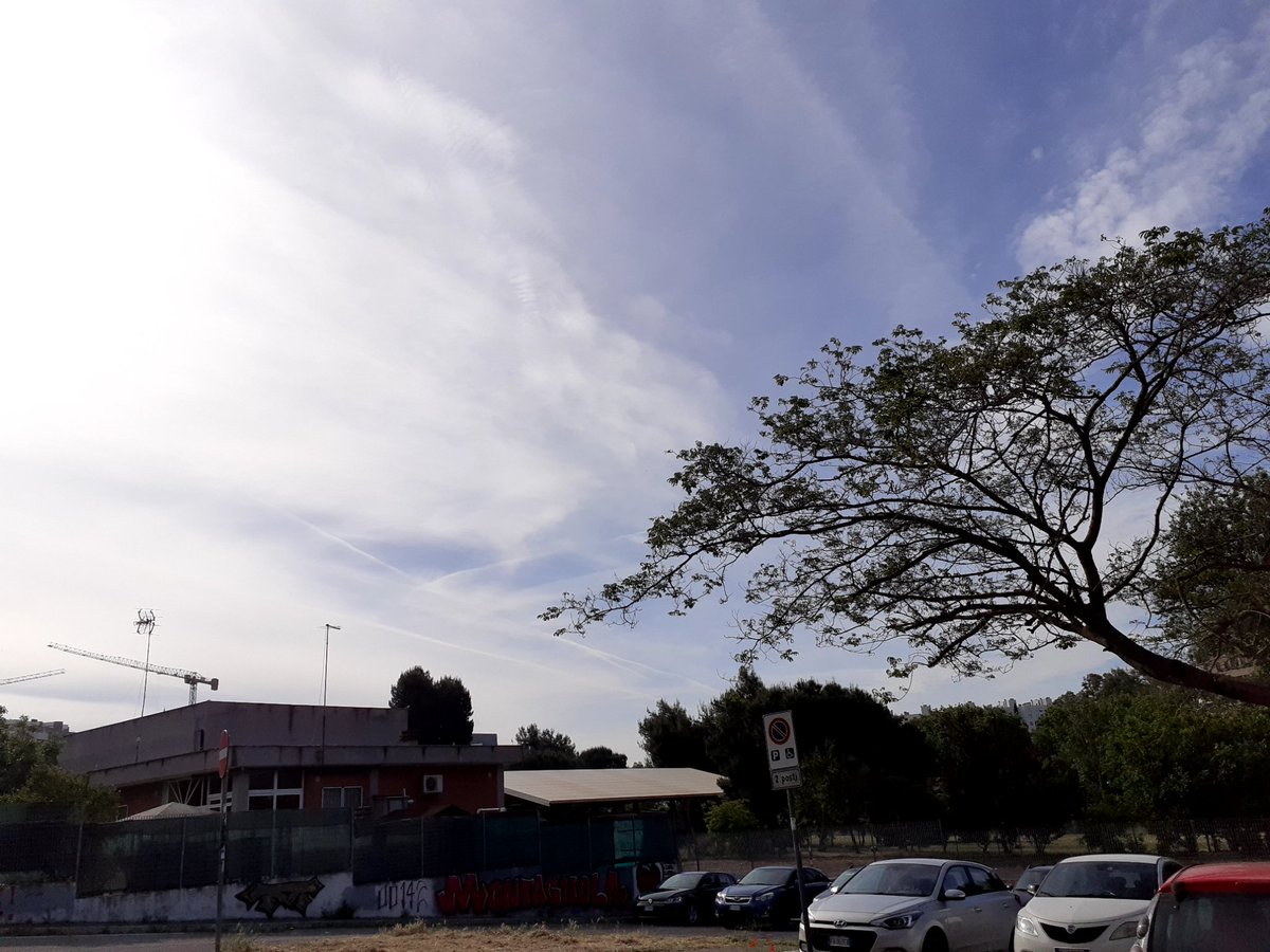 TheCarrese's tweet image. Domani a Roma piove. 🤡 #geoengineering #geoingegneria #chemtrails Roma, 4 maggio 2026.