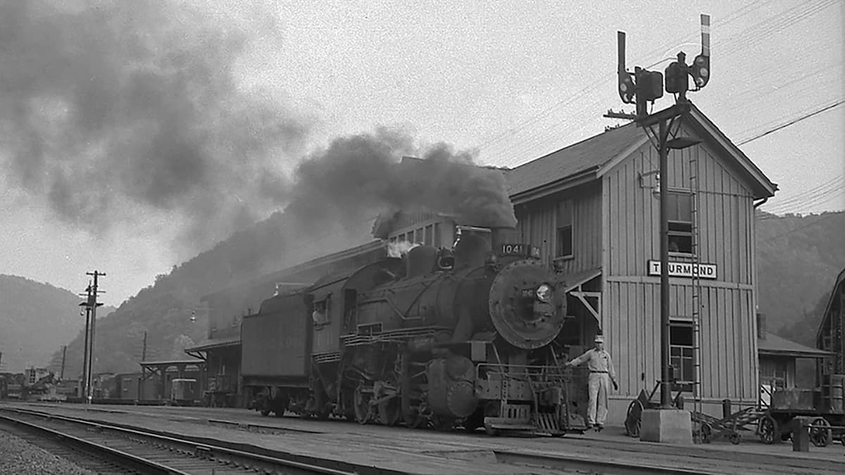 mututemple's tweet image. Most historical photos capture the end of an action. So adding motion isn’t enough.
In this case, the fix was simple: start earlier.
Now the train arrives —and the image becomes the final moment.
#AIvideo #PhotoAnimation #Storytelling