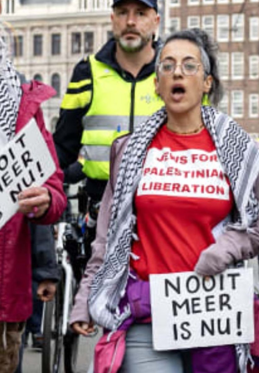 GEvanlagen's tweet image. Ze heeft er harde tepels van gekregen. Zou ze weten wat er met vrouwen wordt gedaan door #Hamas als je er zo bij loopt? De onnozele hals.
#4mei
