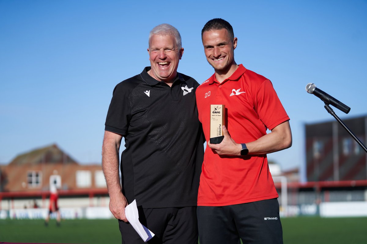 CarshaltonA_FC's tweet photo. End of season awards winners! 🏆

Following last weekend’s win over St Albans City, we celebrated the season with our Men’s and Women’s 1st Team awards!

Congratulations to all of our winners and a huge thank you to every single player who wore the Robins shirt this season ❤️

🔴 Men
Fans’ Player of the Season – Luke Read
Players’ Player of the Season – Fabio Saraiva
Manager’s Player of the Season – Tommy Bradford
Best Newcomer – Nathan Young-Coombes
Young Player of the Season – Denzel Akyeampong
Golden Boot – Bryan Ifeanyi

🔴 Women
Player of the Season – Georgie Edwards
Players’ Player of the Season – Leanne Bell
Manager’s Player of the Season – Morgan Parnell
Best Newcomer – Xaidan Gooding
Young Player of the Season – Honey Dulley
Golden Boot – Dee Badley (not pictured)

#CarshaltonAthletic | #cafc | #TheRobins