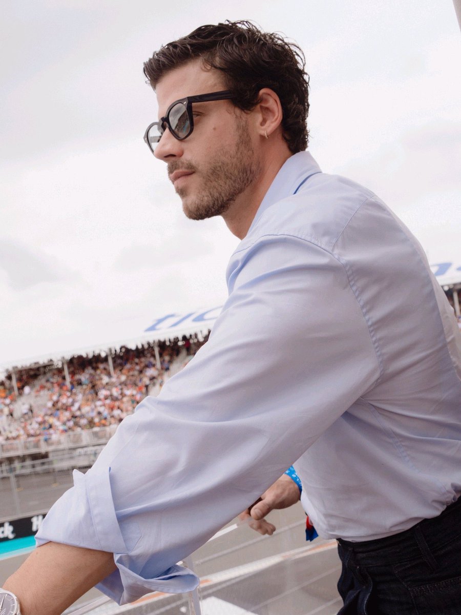 loveydoveycois's tweet image. I need a minute. Or 8.