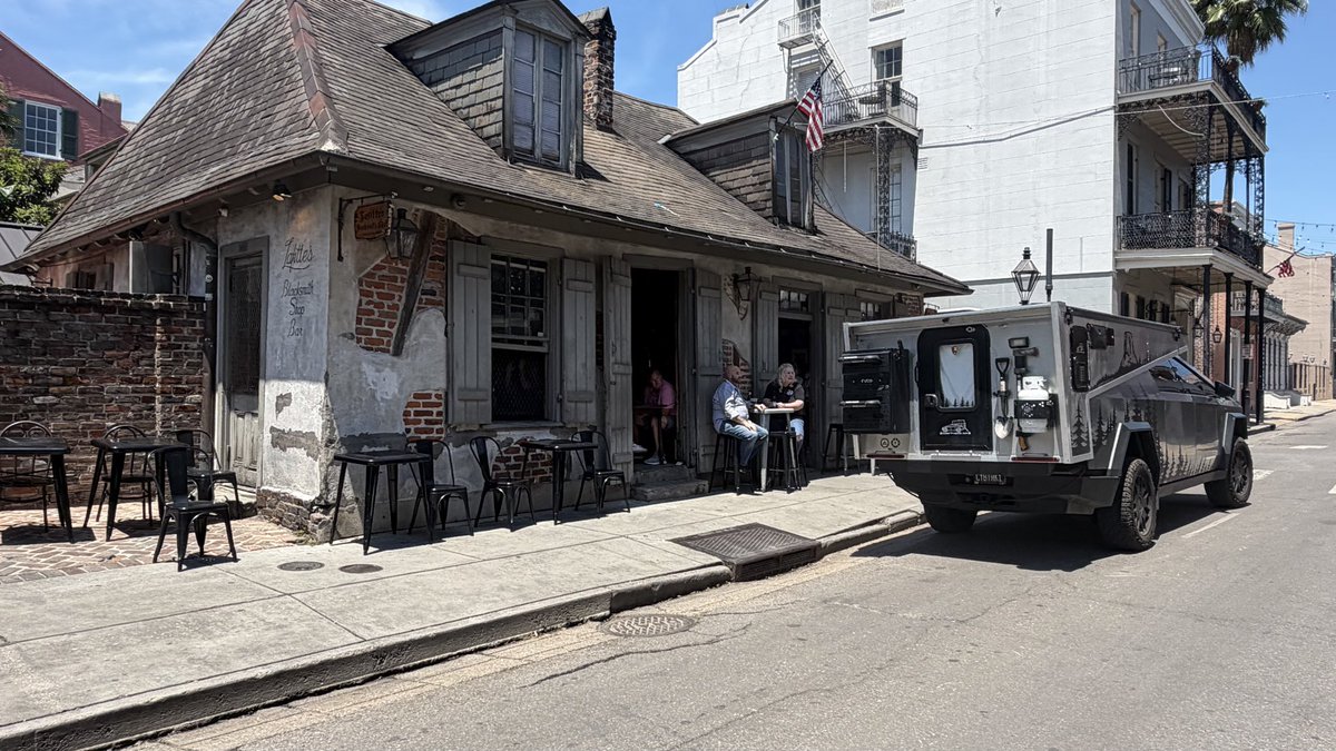Cybertruck0001's tweet image. The single coolest bar in the entire USA.   @cybertruck @tesla @PhoenixPopUp #nola