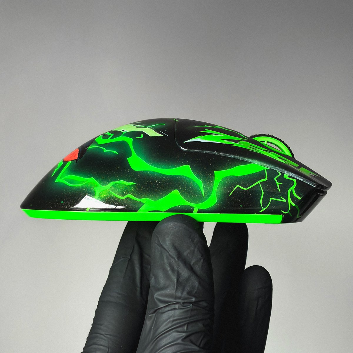 Customizamos esse Razer DeathAdder V3 Pro no tema da #Zeri, a campeã mais elétrica de League of Legends. ⚡💚

Preto brilhante, verde neon, raios por toda a carcaça e a Zeri no centro do caos — exatamente na vibe de quem entra na fight acelerado e sai carregando o jogo.

Esse