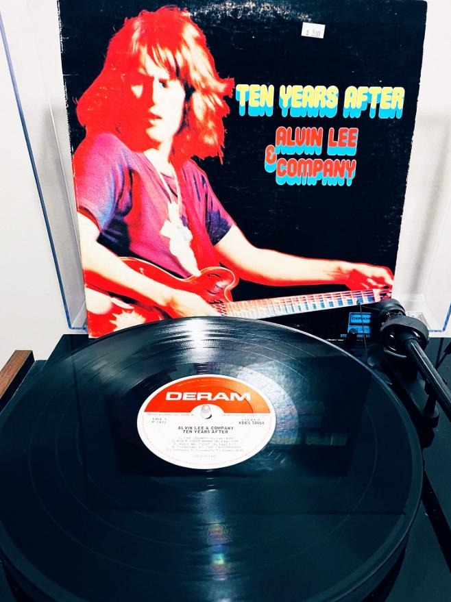 NatalieWinab's tweet image. Ten Years After – Alvin Lee &amp;amp; Company (1972)
A must-listen compilation of outtakes &amp;amp; non-album tracks from their time with Deram Records. Alvin Lee has always been one of my favorite guitarists. May he RIP 🙏

#TenYearsAfter #AlvinLee #ClassicRock #VinylCollection #RockHistory