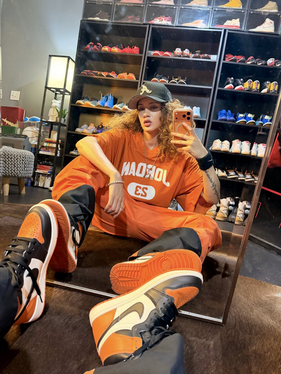 BeijaMVelez's tweet photo. 2026, Wear Your Sneakers • Q2 🧡❤️💙 https://t.co/6xk7NIuGF5