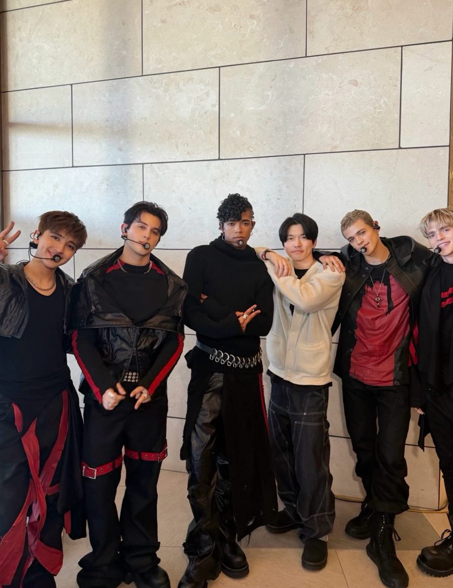 StbvBase's tweet photo. New photos of SANTOS BRAVOS with their choreographer and performance director, Kwak Seong-Chan, in Korea 🇰🇷, shared via pcm____seongchan Instagram

#SANTOSBRAVOS https://t.co/5o3u4sUwZz