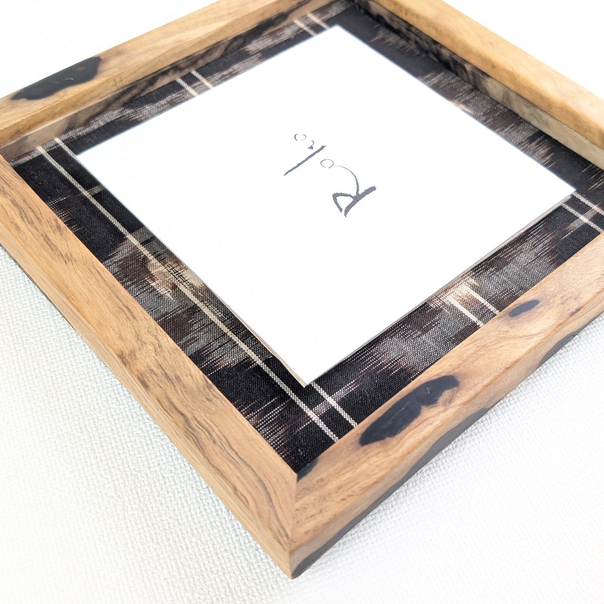 AtelierRoho's tweet photo. 「GAKU×額展」に出品の 外寸19.5㎝のボックス型額縁です。黒柿材です。マットには古布を貼りました。11.5㎝角の作品貼り込み用ボードが付いております。
 #額縁 #ハンドメイド #銘木 #古布　
https://t.co/gLJSfjpHAH https://t.co/WJqRzB4c2y