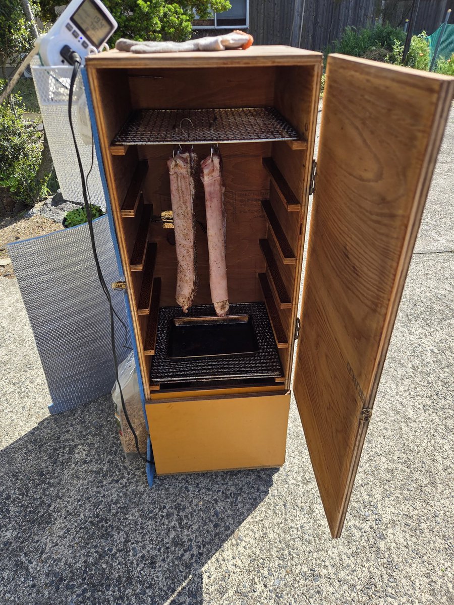 karuta85's tweet photo. 角煮になる予定だった肉達を燻していくぅ。
脂身が少なかったのでベーコンに変更しました。 https://t.co/66IWzbw4hv