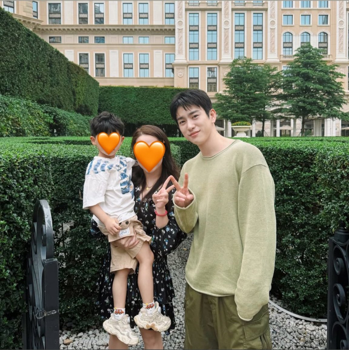 OP เ จ อ น้ อ ง ที่ ม า เ ก๊ า เ มื่ อ วั น จั น ท ร์ 

ห ล่ อ ม า ก แ อ บ ไ ป ถ่ า ย อ ะ ไ ร น้ า

ปล.ชอบสไตล์การเเต่งตัวจังเลย สีเสื้อน่ารักมากค้าบ ชอบน้องใส่กุงเกงคาร์โก้

🤍

#Jinyoung    #진영   
#ParkJinyoung   #박진영