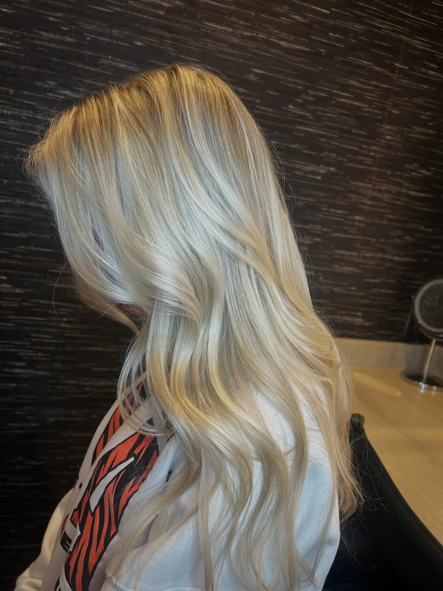 mitchellssalon's tweet photo. Pretty in platinum 🪩 

Hair by: Brianna [Hyde Park]

https://t.co/5xrJ8UmQA1

#MitchellsSalonandDaySpa #MitchellsSalon #CincinnatiSalon #CincySpa #cincysalonandspa #CincinnatiHairstylist #OhioHairForce #CincyHairstylist https://t.co/pB0XLkhRYZ