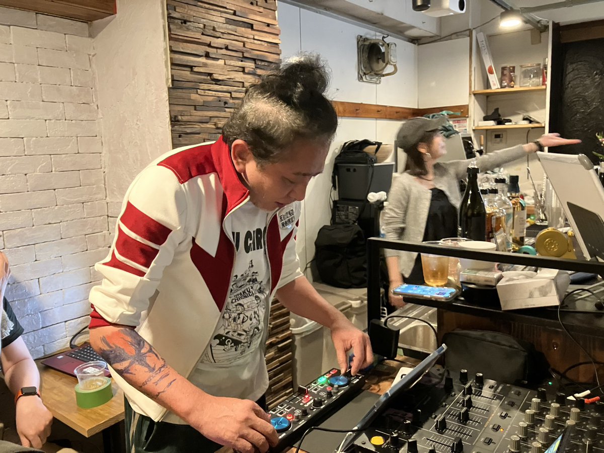 tokyoZfamily's tweet photo. 昨夜は
#MC仁義akaGERU_C閣下
のお店 #げげげ に開店祝いをお届け―っ‼️
昨夜は #ota96 のイベントで会場は爆上がりでした―っ‼️‼️

#SNABAR #げげげ 
#中野です https://t.co/qapR13JftX