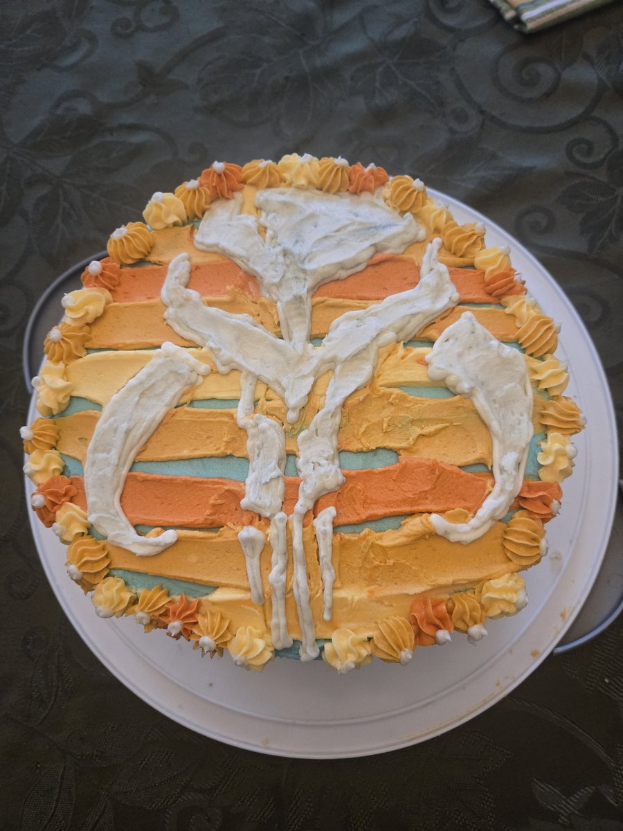 CraftWriteFlaut's tweet photo. My Star Wars Day birthday boy *finally* wanted a Star Wars themed cake! https://t.co/l0llwzv69c
