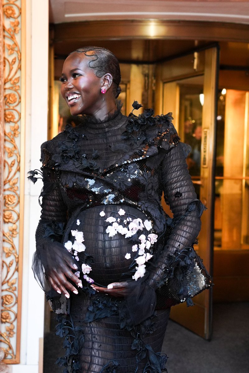 Pregnancy looks good on Adut Akech 😍

#MetGala