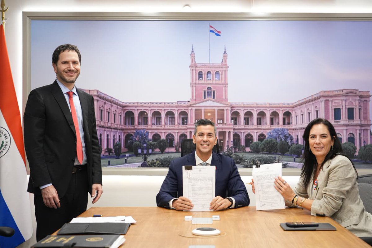 Un transporte más moderno, más seguro y más digno para todos. Firmé el Decreto N.º 5969 que reglamenta la Ley de Reforma del Transporte Público, lo que permitirá dar inicio a los procesos de licitación para la renovación de flota y la definición de la nueva operación de