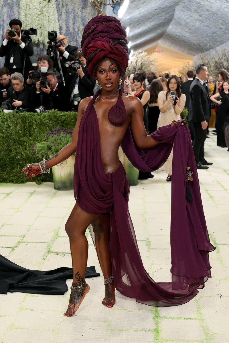 Doechii rocks the #MetGala carpet.

variety.com/gallery/met-ga…
