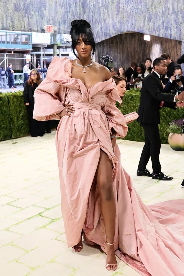 rouletteont's tweet photo. The Met Gala https://t.co/lhN6EeE8PP