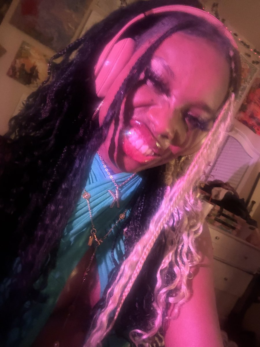 Ionlyexistonline tweet media