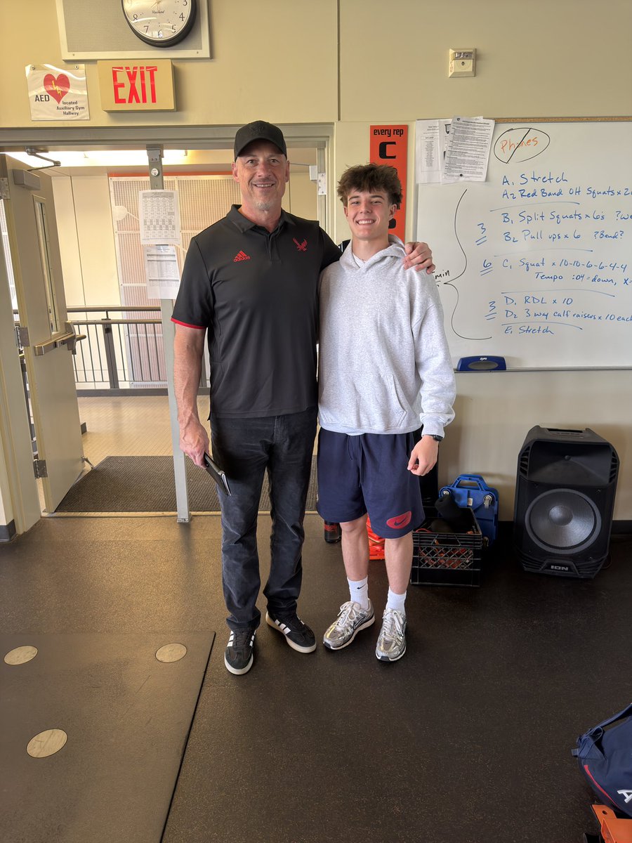 nathan_zettle's tweet image. Great meeting you today @CoachGermer, appreciate you coming by the school! Excited to compete at camp this summer. #EKG #GoEags 🦅
@CoachAnderson_M @CoachBestEWU @Coach_Hunt24 @Coach__York @Coach_TMACK @CoachCBrink