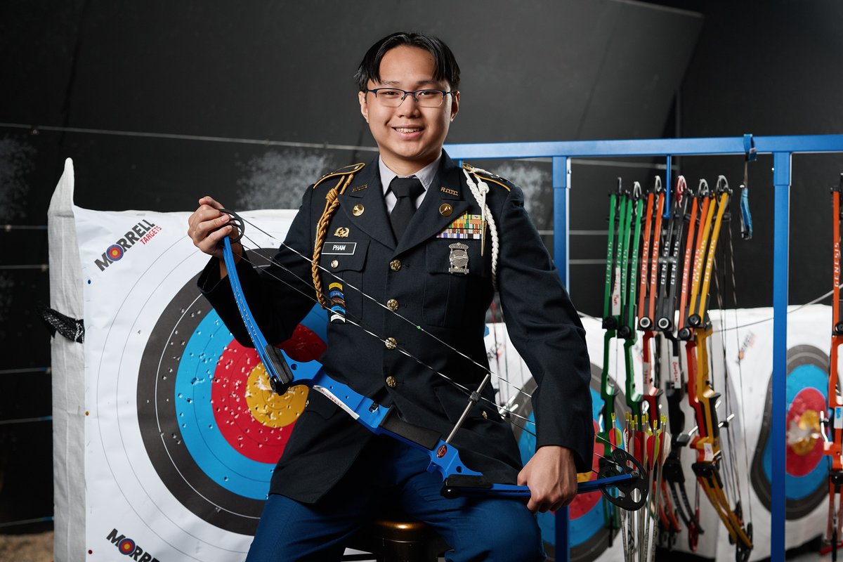 dallasschools's tweet photo. 🌟🎓Lasting Legacy: What started as a P.E. requirement turned into a $200K opportunity! @emmettjconradhs' Jordan P. is headed to @UTAustin on a Navy ROTC scholarship! 🤘🏻

Read more below:
https://t.co/uZ5RLXcA64 https://t.co/EgnPICMq5B