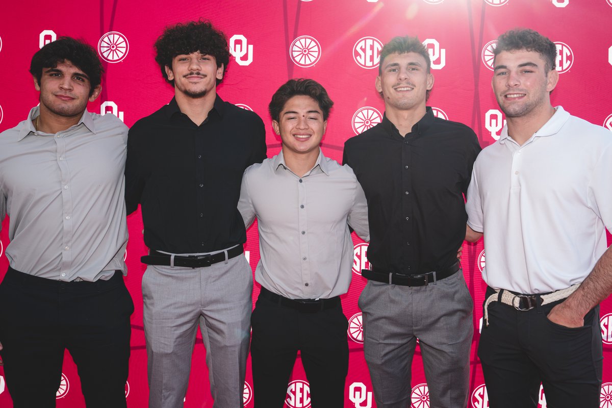 OU_Athletics's tweet photo. Showing out on the Crimson Carpet 🤩

Spending an evening celebrating the incredible achievements of our Sooner student athletes at the #SoonerSportsAwards https://t.co/02VSk7tF03