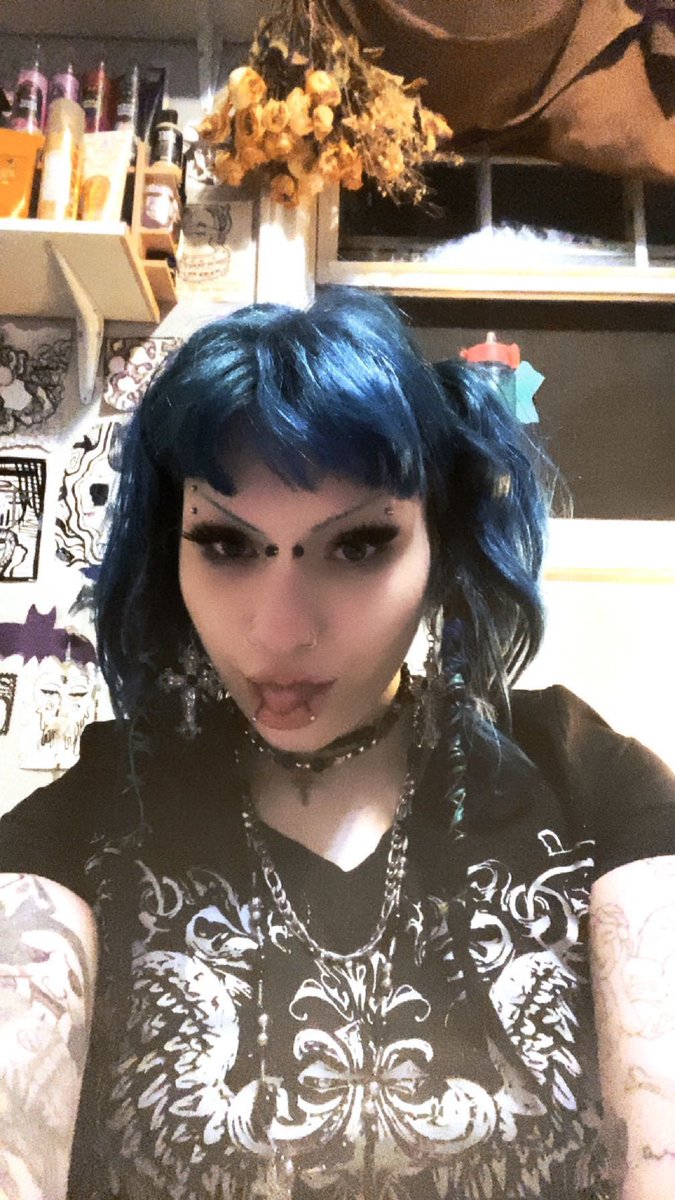 thrashwh0r3's tweet photo. Broken phone 📱 but new hairrr https://t.co/lMTN2fCLTo