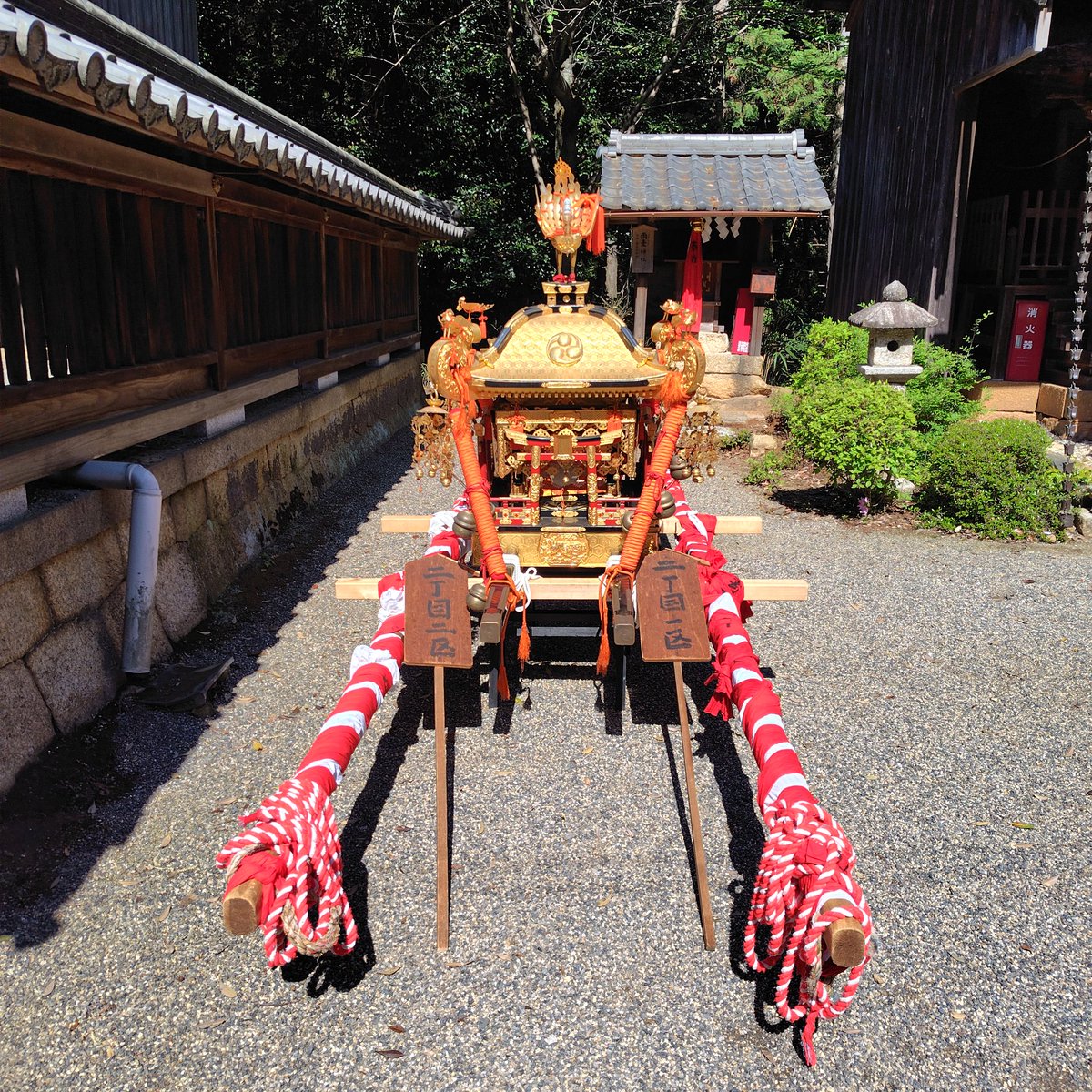 地元の近津尾神社例大祭です。子ども神輿がお昼より地域を練り歩きます