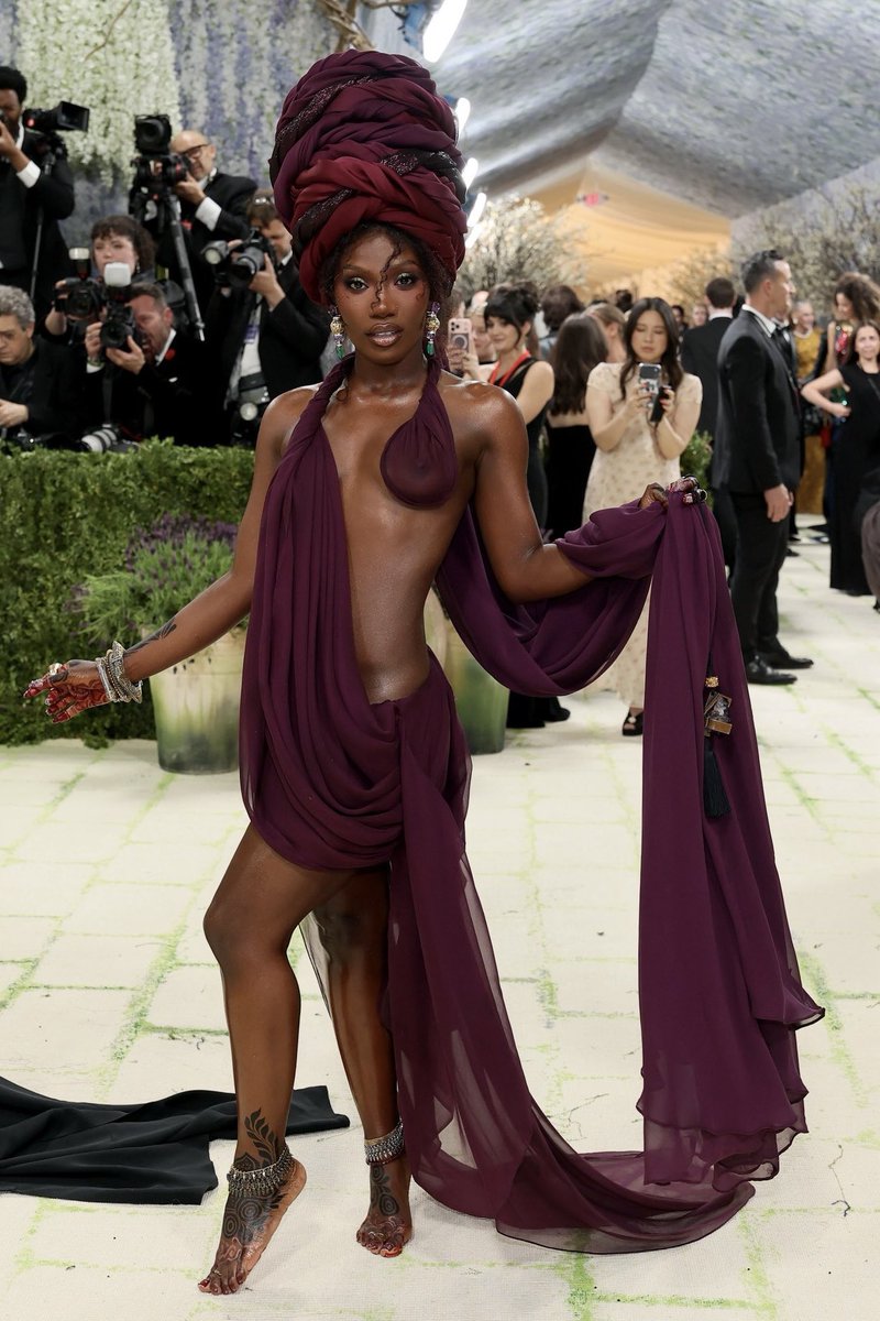 escherwalcott's tweet photo. Now we’re talking #metgala #doechi https://t.co/BxrbXd87kx