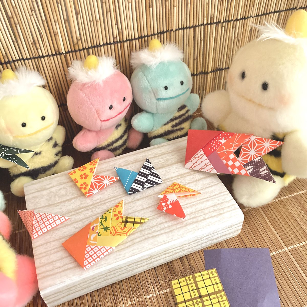 pikapon_pikapon's tweet photo. おはよう！

今日はこどもの日

みんなで
こいのぼりつくったよ

おりがみを三角におって
はさんでくみあわせて

おめめをつけたら
できあがり〜

もちろん
忘れちゃいけない
かしわもち！

いっぱい食べて
全力で遊んじゃおう！

#ピカポン #ぬい活 https://t.co/ChcIuRHAHK