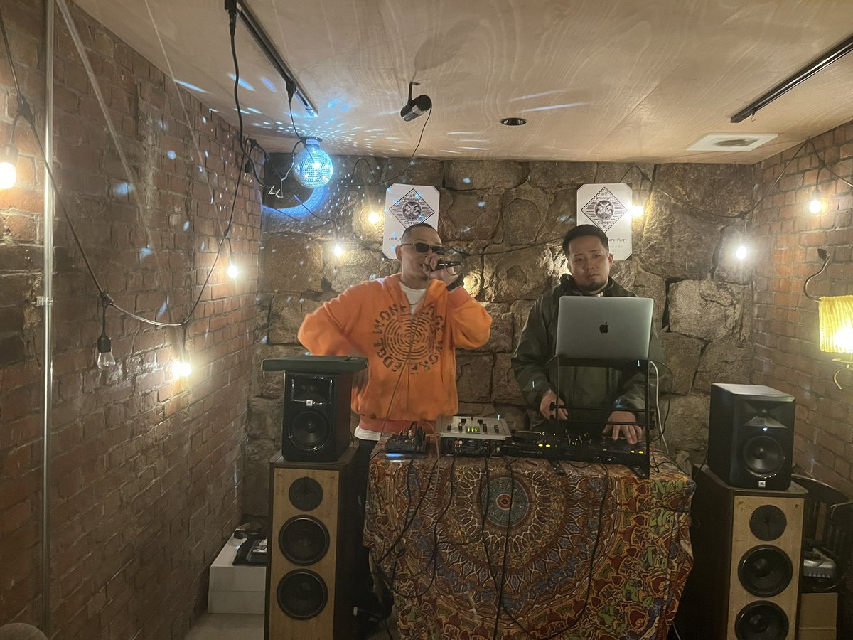 gswrhryk's tweet photo. 昨日は谷町六丁目CHAKRAでbarber STANDARD10周年イベントでした。10周年おめでとうございます。子供たち（自分の息子含む）もいる中で歌うというなかなかレアな1日でした。芸風が広がった感

やった曲
1.ロロ
2.ラストナイト
3.にじ（童謡）

写真は共演だったラッパーのJASSさん。かっこよかった https://t.co/M7MZvej1PF