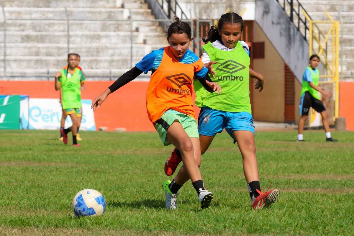 LaSelecta_SLV's tweet photo. Más de 60 niñas (nacidas entre 2010 y 2014) participaron en la visoria liderada por la seleccionadora nacional Debbie Gómez en el Estadio Juan Francisco Barraza de San Miguel. ⚽🇸🇻 https://t.co/1zJS46Pj2k