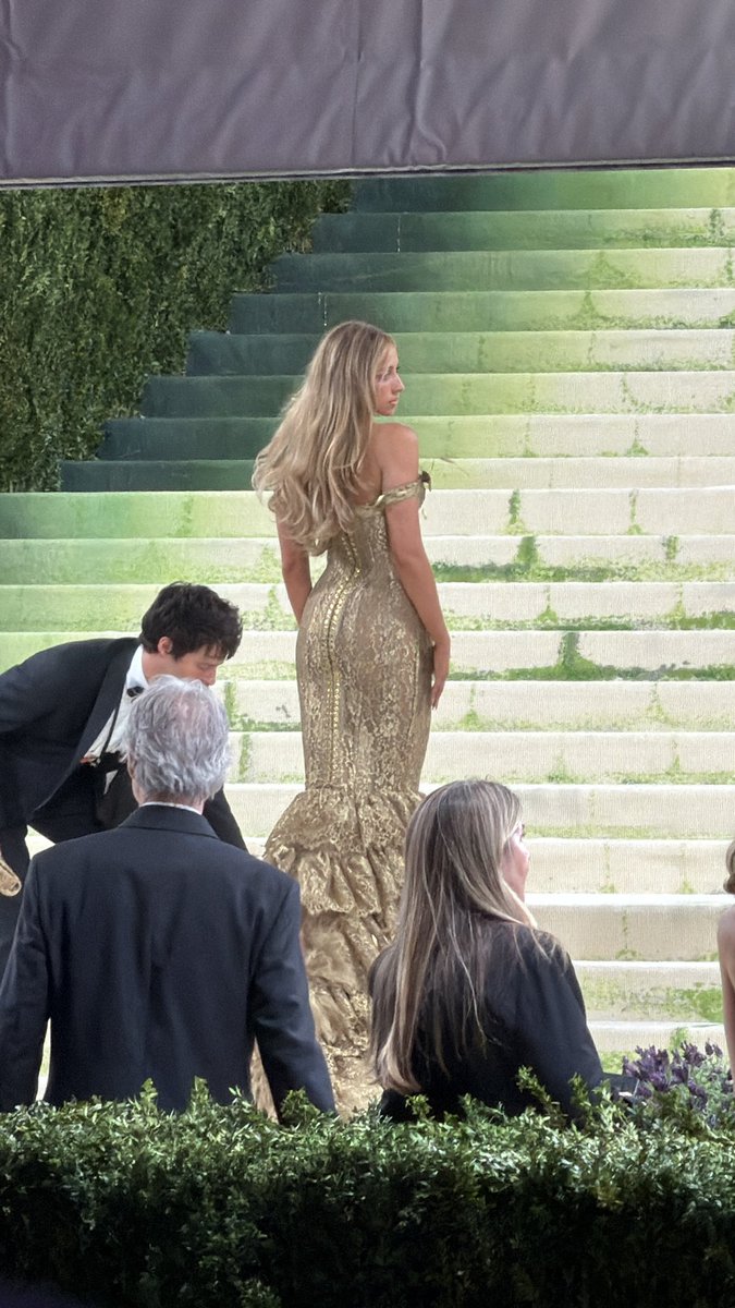 Tate McRae arrives at Met Gala Tate McRae arrives at Met Gala