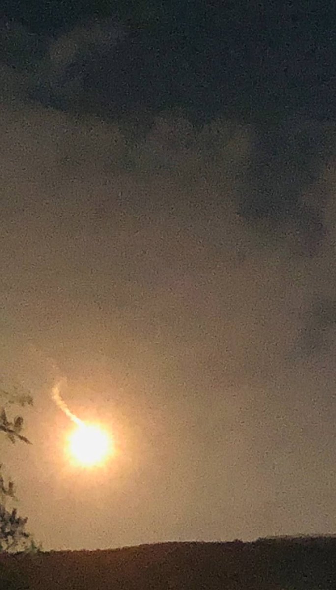 Welt_SS's tweet image. #Israeli forces launch illumination flares in the skies over the surroundings of the town of #Attil, north of #Tulkarm.
#WestBankwar